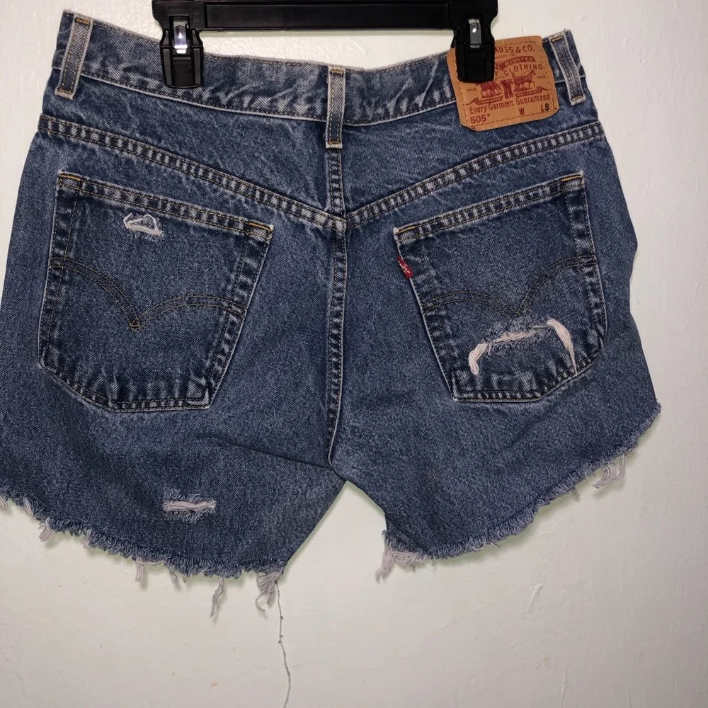 Womens Levi’s  Ripped Shorts Size 13s - Picture 5 of 10